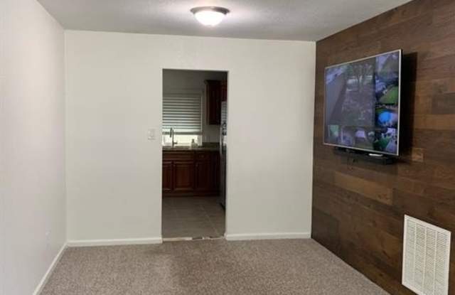 1013 S White Oak Court Gallery 4