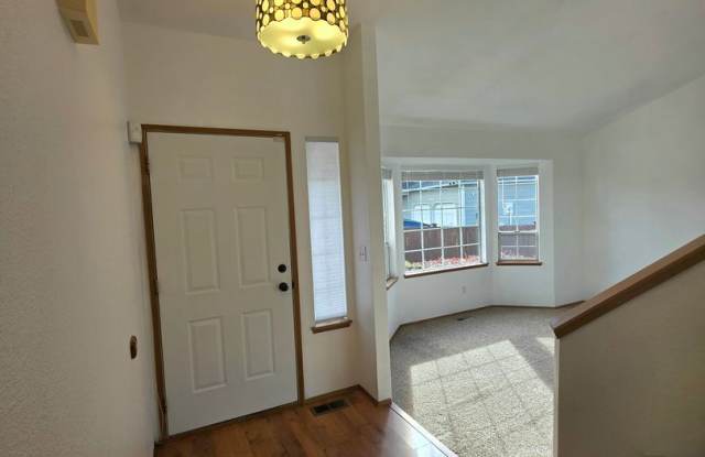 DesMoines home, 3 bed 2.5 bath home with 2 car garage. Available NOW!! Gallery 4
