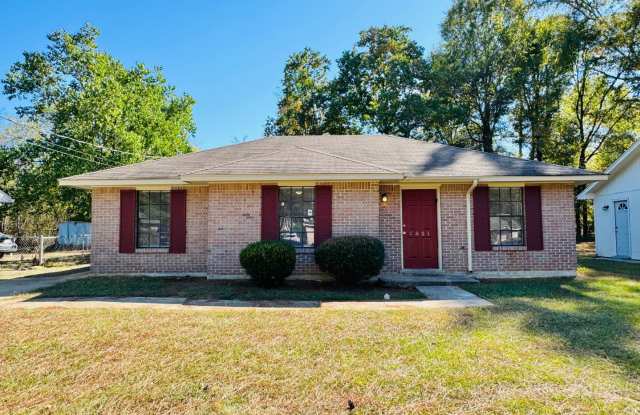 Classic  Cozy 3 Bedroom / 2 Bathroom Home in Montgomery! - 4321 Wimbledon Road, Montgomery, AL 36116