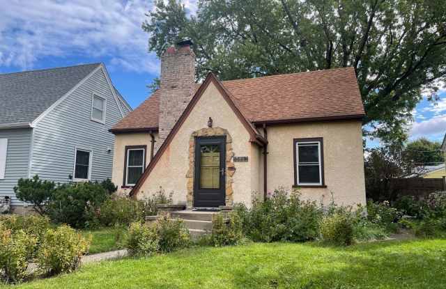 The Cutest 3-Bedroom Tudor - One Block From Como Golf Course photos photos