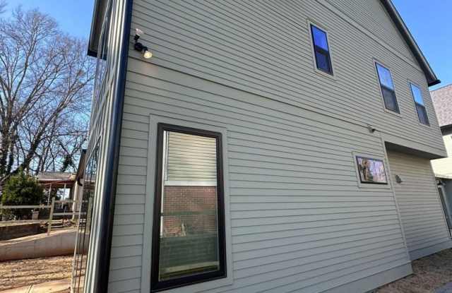 Room in 3 Bedroom Home at Plaza Ave SW Gallery 3