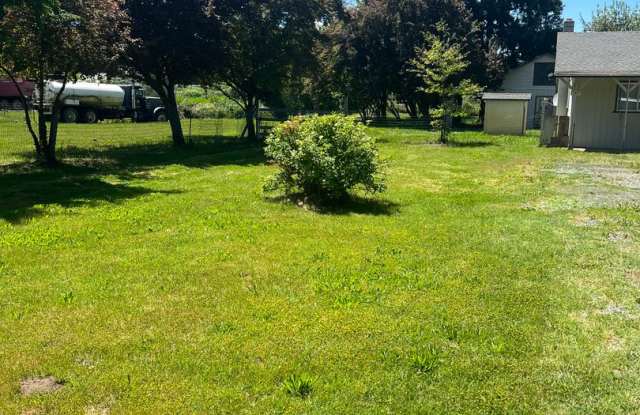 3BED1.5BATH - BONUS ROOM, LARGE YARD, WASHER/DRYER HOOKUP, DRIVEWAY PARKING Gallery 4