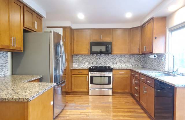 Spacious Townhome, A/C, 2c Garage, Renovated Kitchen, Beautiful Master Bathroom! Gallery 3