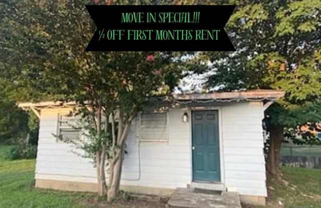 Charming 1 Bed, 1 Bath – Walk to JSU Campus! - 403 Woodward Avenue Northwest, Jacksonville, AL 36265