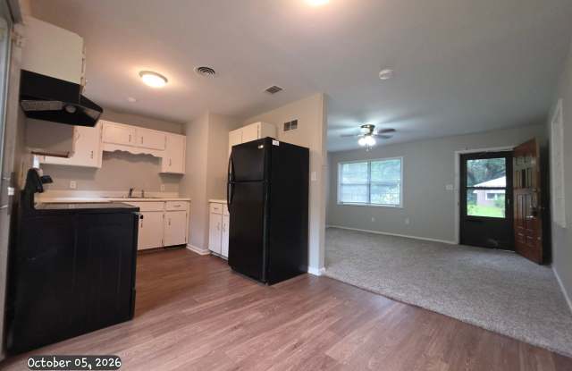 *Available Now* 3 Bedroom 1 bath home with Garage! Gallery 4