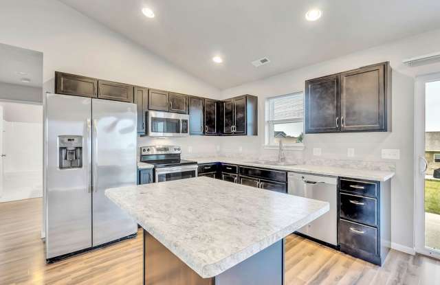 Beautiful 2 Bed 2 Bath | Waterloo | Near Lost Island Waterpark Gallery 3