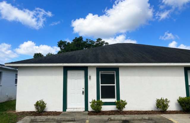 Spacious 2BR/1BA Duplex with Vaulted Ceilings & Wood-Style Flooring! photos photos