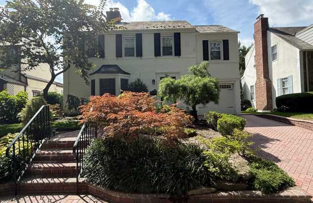 Mint 4 Bedroom/2.5 Bath Colonial Home in Valley Stream! Gallery 1
