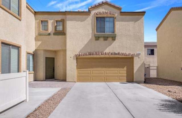 Nice Two Story Home with fenced yard and pet friendly owners. photos photos