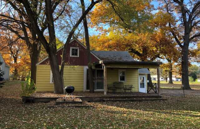 Cozy Two Bedroom Single Family in Country Like Setting Gallery 3