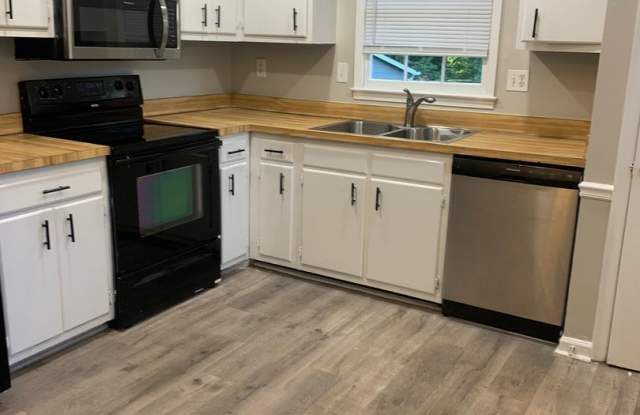 3 BEDROOM BRICK RANCH WITH FENCED IN BACK YARD ON CUL-DE_SAC! photos photos