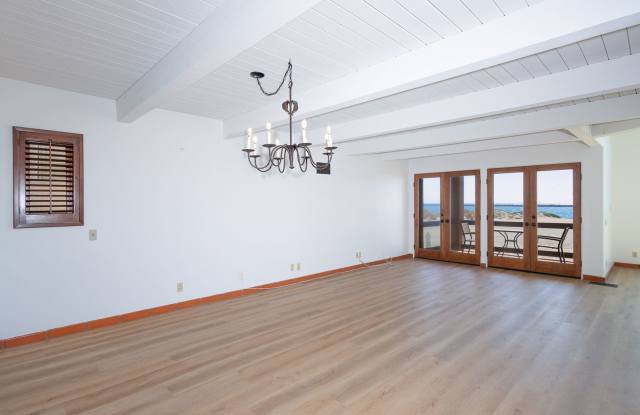 OCEANFRONT -3 Bedroom + 2.5 Bathroom Tri-Level Home | Hollywood Beach | Oxnard | Unfurnished Gallery 4
