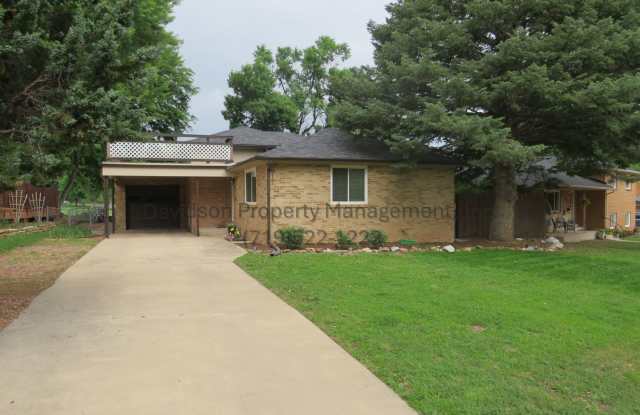 Beautiful Updated 4 Bedroom Near Garden of the Gods - 917 Valley Road, Colorado Springs, CO 80904