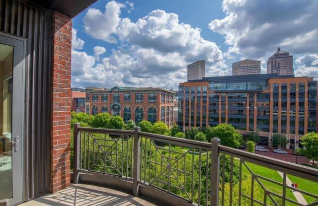 250 Daniel Burnham Square Gallery 4