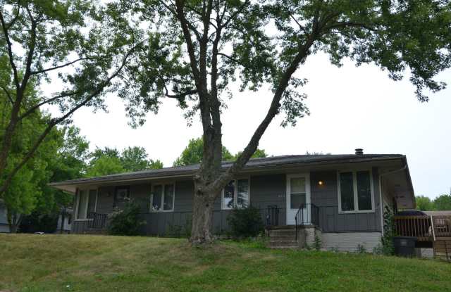 $1,250- 3 bed, 2 bath w/ Garage in Des Moines - 613 East Spring Street, Des Moines, IA 50315