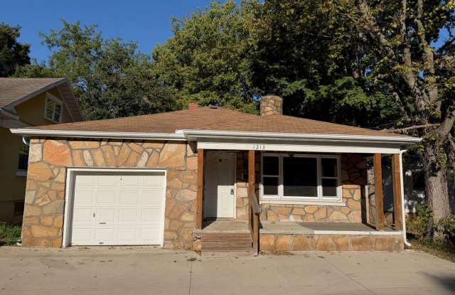 Updated 2 bedroom Home - Great Location Gallery 1