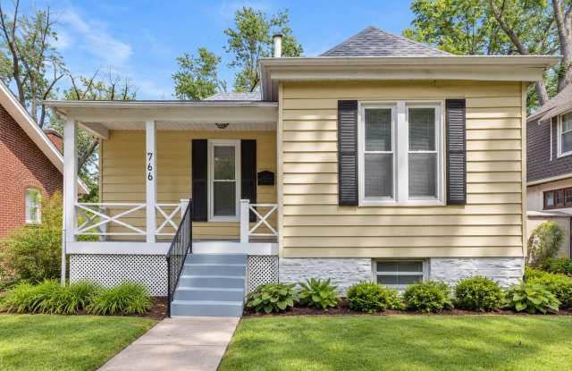 Charming 2 Bedroom Home with Backyard in University City, MO Gallery 1