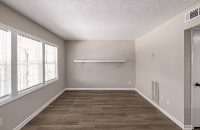 Stallion Square Apartments. Spacious, Updated Living in North Charleston! Gallery 2