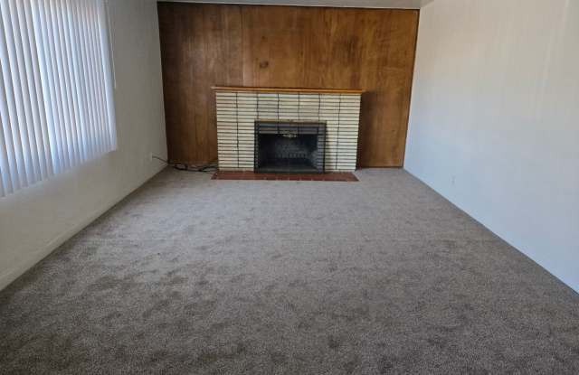 3 Bedroom 2 bathroom minutes from UNM and local shopping Gallery 3