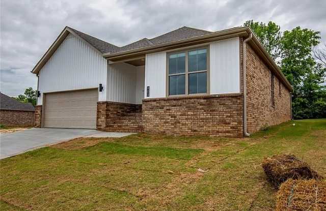 902 E Buchanan St - 902 East Buchanan Street, Prairie Grove, AR 72753