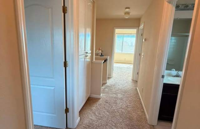beautifully maintained 3-bedroom, 2.5-bath, 1,800 sq ft in Folsom Gallery 4