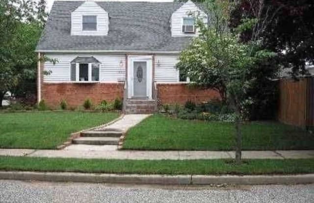 484 Croyden Rd - 484 Croyden Rd, Garden City South, NY 11530