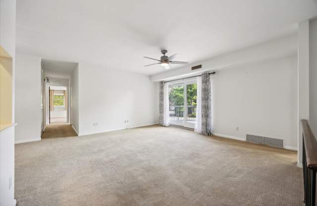 2BD/2BA with a Den in Old Forge Crossing! Gallery 3