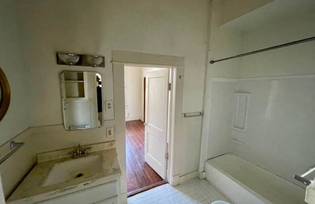 **RENT SPECIAL** 3 Bed 2 Bath House for Rent in Belhaven! Gallery 4