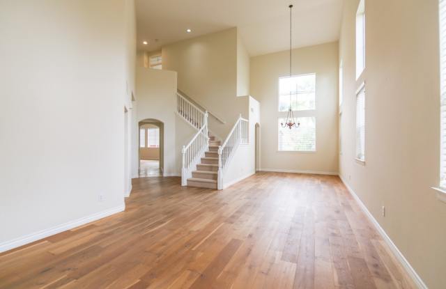 Beautiful Large Home Across from Park Gallery 4