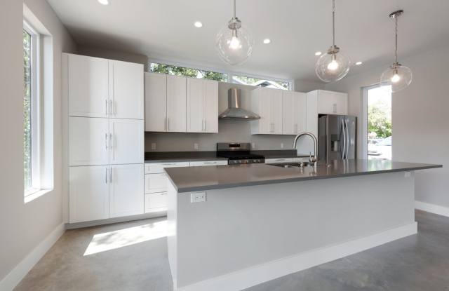 UT PRE-LEASE: 2018 Construction - 6 BR / 5 BA North Campus - Walk to UT - Designer Finishes - Chef's Kitchen Gallery 4