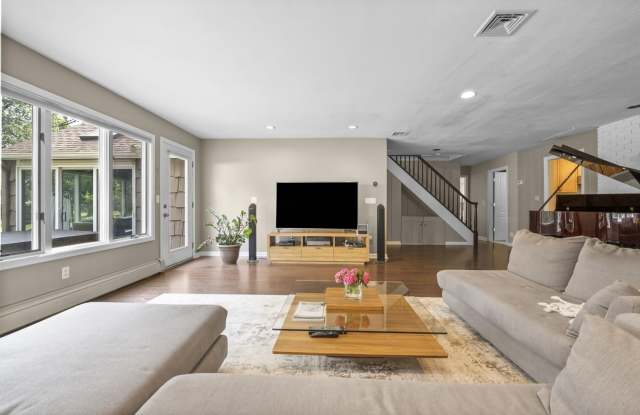 926 NORGATE DR Gallery 3