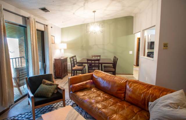 Fully Furnished 2-Bedroom Condo – 2 Blocks from UC with Private Balcony photos photos