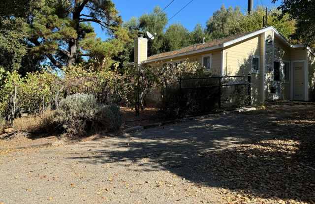 Private 1 bedroom home with pool and hot tub - 1775 Adelaida Road, Paso Robles, CA 93446