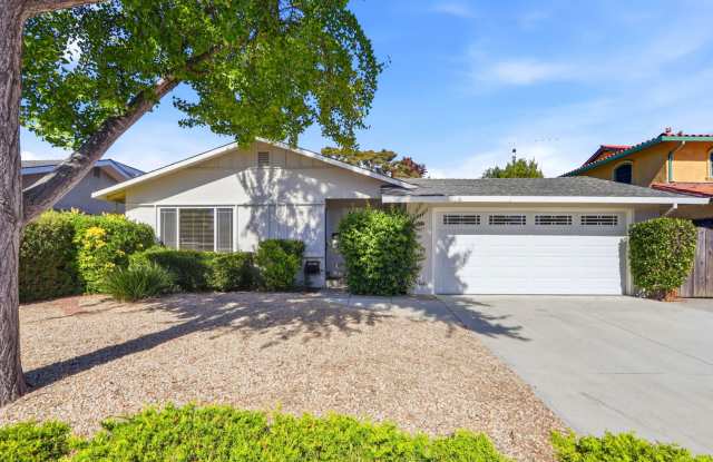 Charming single-level ranch with bright updated bathroom and shady yard Gallery 1