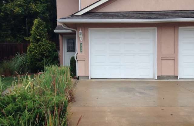 Remodeled 3-Bedroom Home in Lee’s Summit with Community Pool Access photos photos