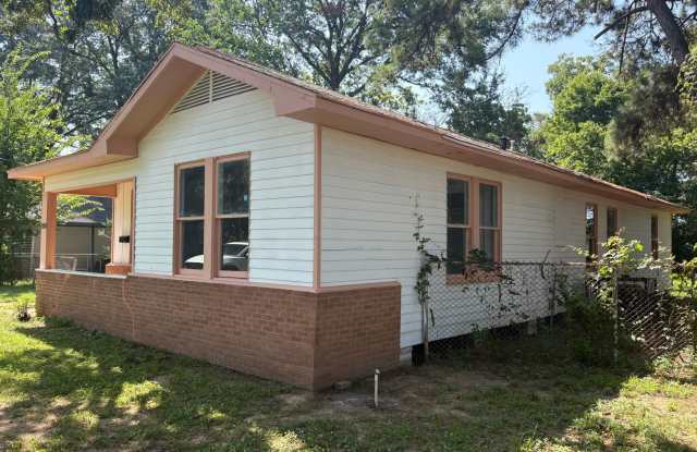 Amazing 4 bedroom/1 bath home with Central Air & Heat! Gallery 3