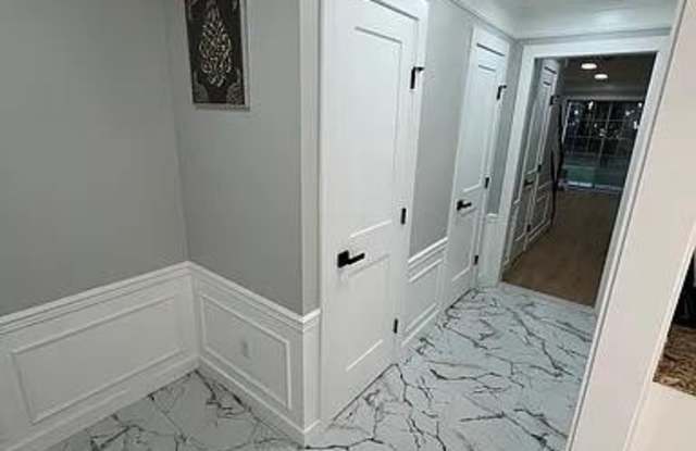 46930 COURTYARD Square Gallery 2