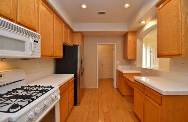 $3,250 / GORGEOUS TWO BEDROOM TOWNHOME IN FIVE CANYONS OF CASTRO VALLEY - 22950 Canyon Terrace Drive, Castro Valley, CA 94552
