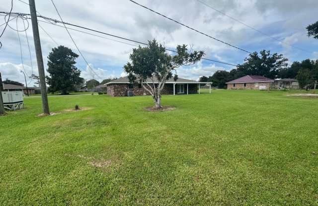 Spacious, Country Living 4 Bedroom, 2 Bath in Larose Gallery 3