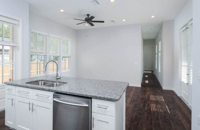 Thelma Lane - Luxury 5 Bedroom, 5 Bathroom House Gallery 3