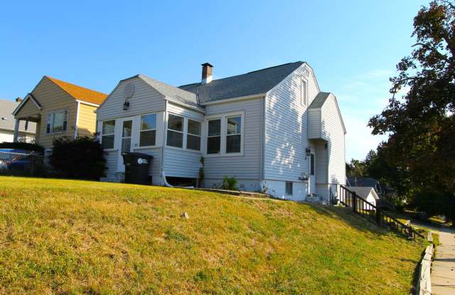 Large 3 bedroom with Open Floor Plan! Close to all the shopping and dining of Aksarben! Close to UNO campus. photos photos