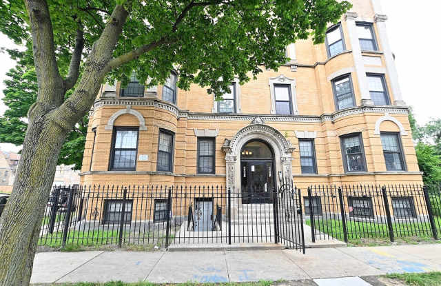 3bed/1.5bath unit in Bronzeville! ONE MONTH FREE! photos photos
