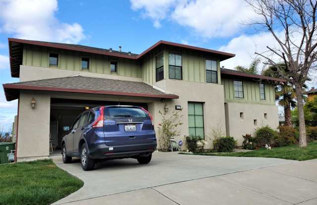 Wonderful 5bd / 3.5ba with 2 master suites Gallery 3