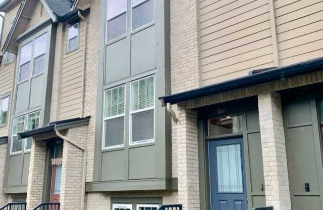 1011 10th Ave NE - 1011 10th Avenue Northeast, Issaquah, WA 98029