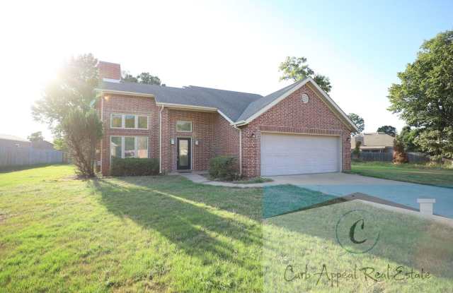 Beautiful 3 Bedroom Home with 2-Car Garage, Fireplace & Storm Shelter – Jonesboro! Gallery 1