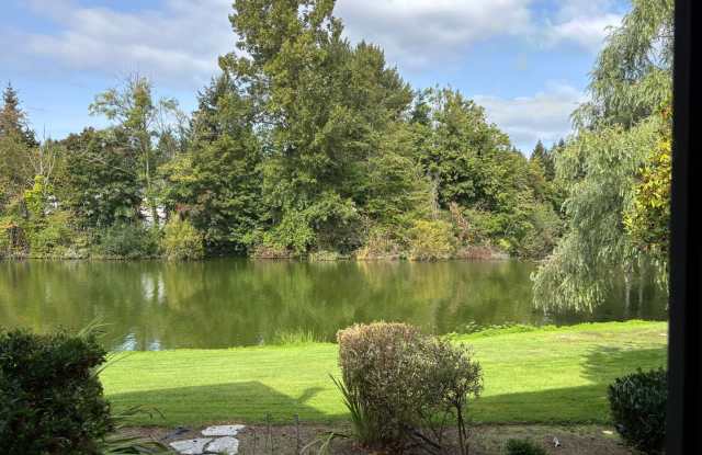 MOVE IN SPECIAL!! Lakefront Living in sought 60/01 complex Gallery 1
