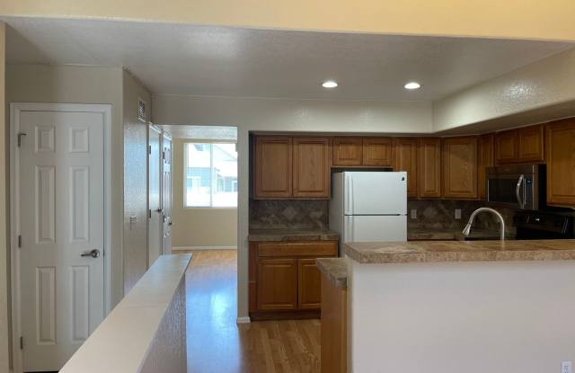 2nd floor - 2 bed 2 bath with loft in Aurora! Gallery 4