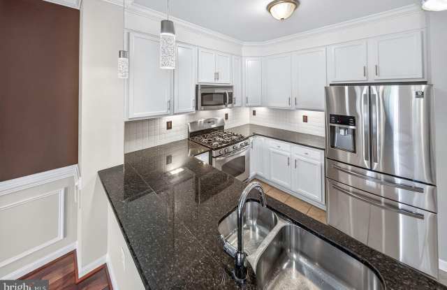 15825 JOHN DISKIN Circle Gallery 3