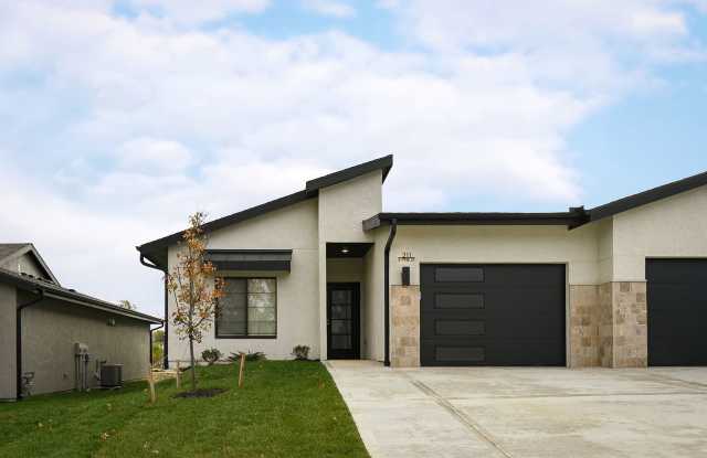 Stunning 2-bedroom, 2-bathroom Townhome In Raymore MO - 305 North Franklin Street, Raymore, MO 64083