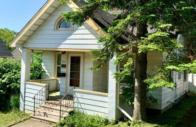 Duluth, MN. 4 bedroom - 1 bath - 1 off street parking - Single Family Home. - 1011 North 12th Avenue East, Duluth, MN 55805